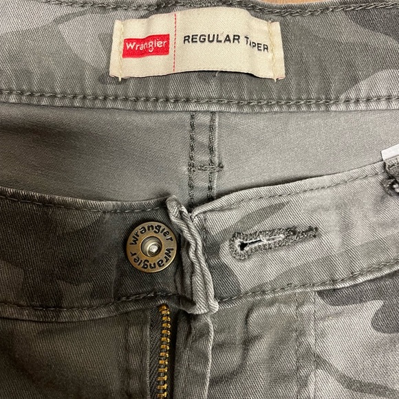 Wrangler Gray Camo Cargo Pants - Picture 3 of 4